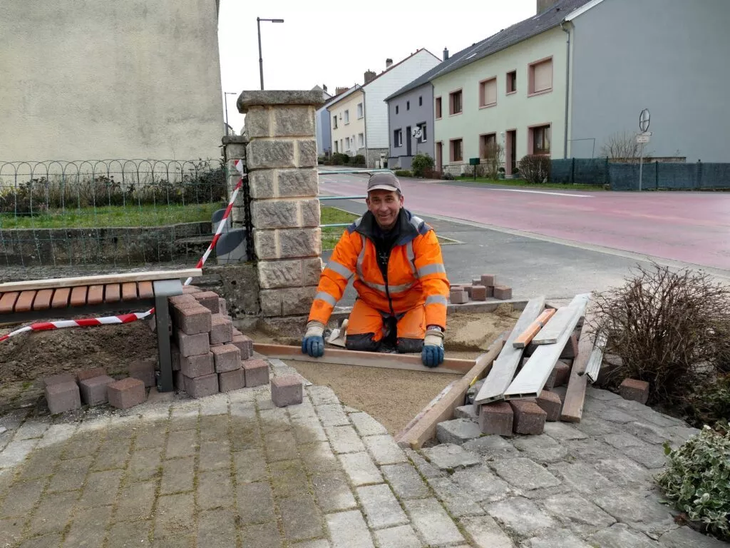 Alain Hautiere pose de pavets