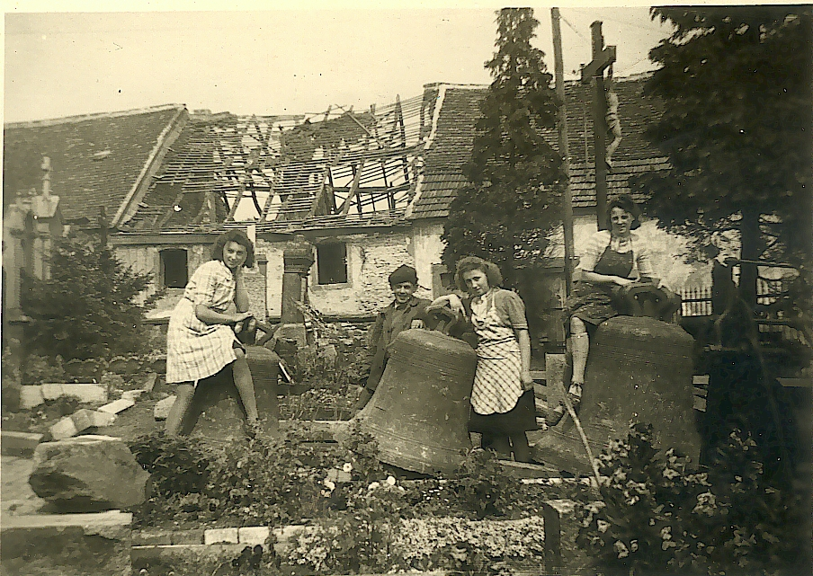 Ciemtiere devant l eglise 1