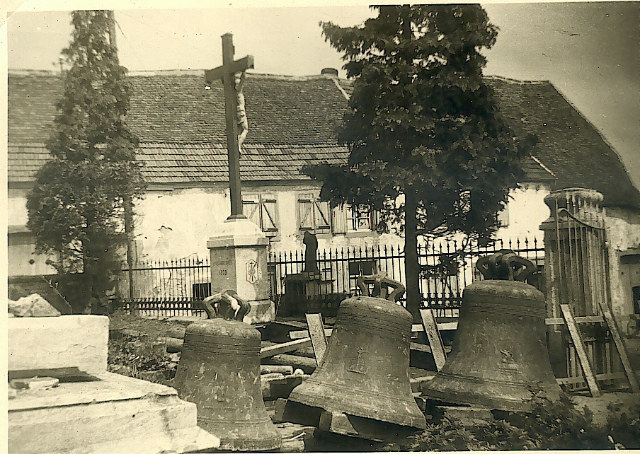 Ciemtiere devant l eglise 2