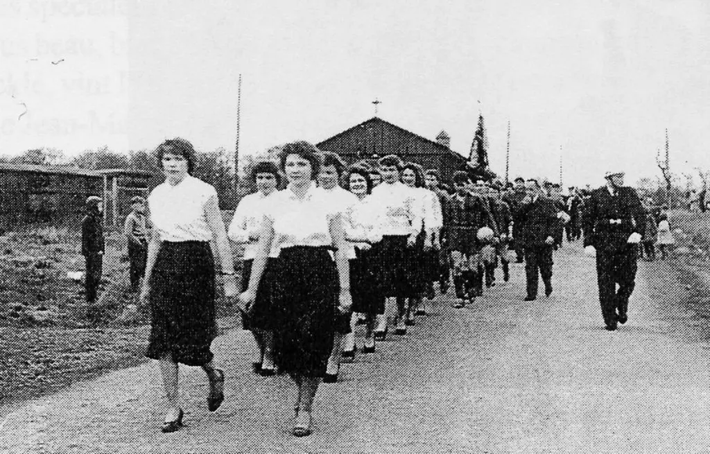 Defile ames vaillantes USR chapelle en bois 1959