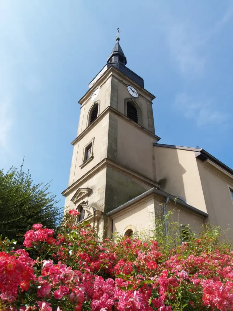 Eglise avec fleurs