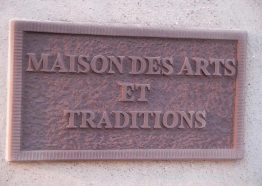 Plaque maison des arts et des traditions