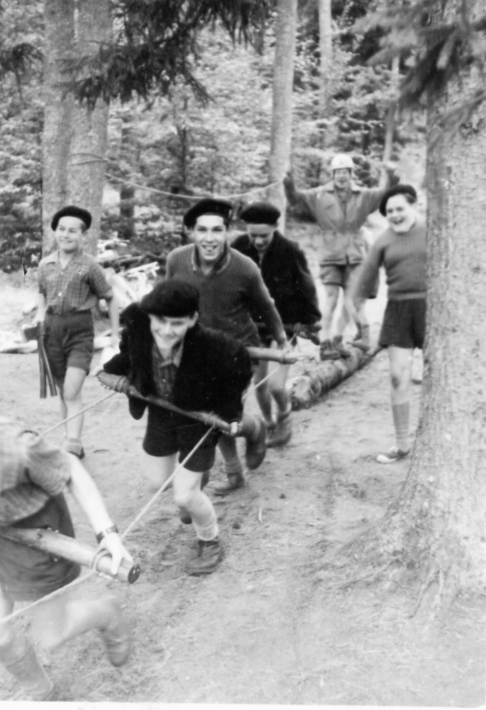 Scouts Travaux dans foret